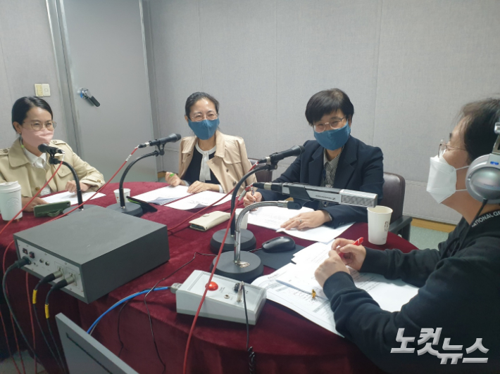 오른쪽부터 이수복 PD, 김현숙 장학사, 남윤희 연구사, 박선주 리포터. 이은영 PD