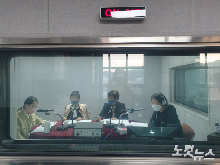 오른쪽부터 이수복 PD, 김현숙 장학사, 남윤희 연구사, 박선주 리포터. 이은영 PD