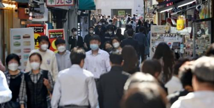 서울 명동 거리에서 직장인들이 점심식사를 위해 걸어가고 있다. 연합뉴스