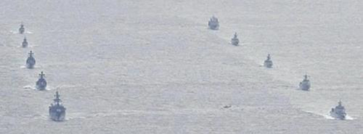 지난 23일 동중국해를 항해하는 중국(오른쪽)과 러시아 군함. 연합뉴스