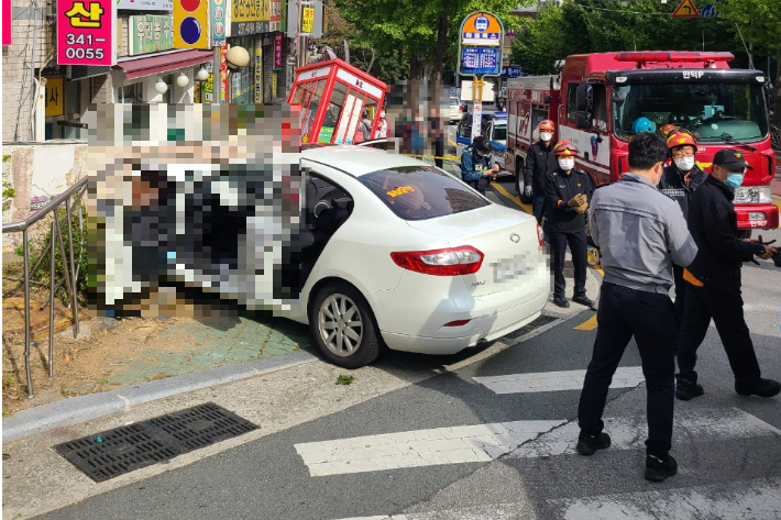지난 24일 오후 1시 5분 부산 북구의 한 아파트 앞 내리막길을 달리던 승용차가 인근 상가 화단과 공중전화부스를 들이받아 운전자가 숨졌다. 부산경찰청 제공