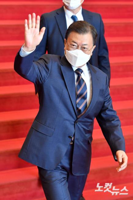 배웅 나온 당 관계자들에게 인사하는 문재인 대통령