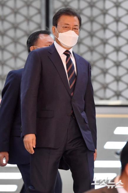 국회 나서는 문재인 대통령