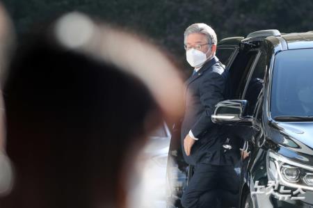 출근하는 이재명