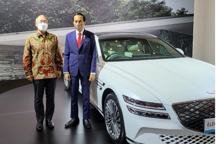 25일(현지시간) 자카르타 인터내셔널 엑스포 컨벤션 센터에서 열린 인도네시아 정부 주최 'The Future EV Ecosystem for Indonesia'에서 현대차그룹 정의선 회장(왼쪽)과 인도네시아 조코 위도도 대통령이 전기차 전시물을 둘러본 뒤 G80 전동화 모델 앞에서 기념촬영을 하고 있다. 현대차그룹 제공