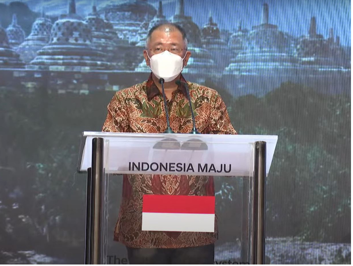 현대차 정의선 회장이 25일(현지시간) 자카르타 인터내셔널 엑스포 컨벤션 센터에서 열린 인도네시아 정부 주최 'The Future EV Ecosystem for Indonesia' 행사에서 축사를 통해 인도네시아 전기차 생태계 조성에 적극 동참하겠다는 뜻을 밝히고 있다. 인도네시아 투자부 유튜브 캡처