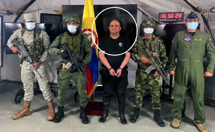 콜롬비아의 최대 마약 카르텔인 '걸프 클랜'의 두목 다이로 안토니오 우스가(가운데. 일명 '배꼽털')가 23일(현지시간) 북부 접경도시 네코클리시에서 군경 합동작전으로 검거돼 수도 보고타로 압송돼 온 모습. 콜롬비아군 제공