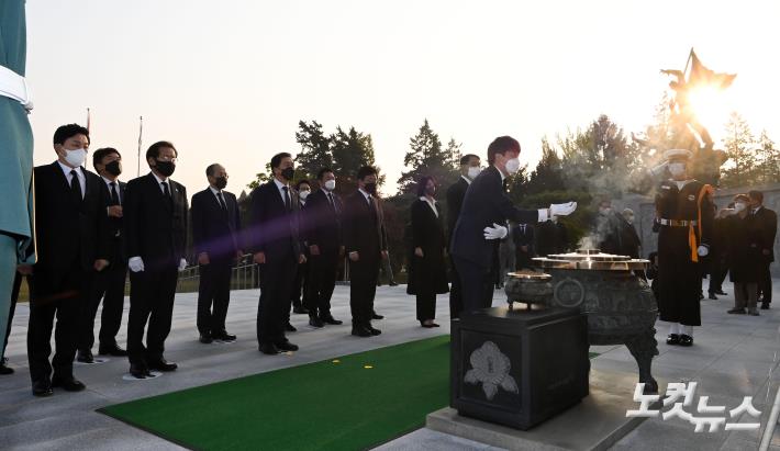 현충탑 참배하는 이준석 국민의힘 대표