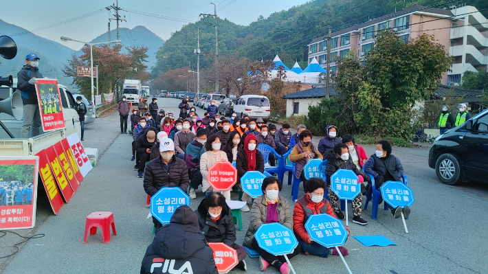 성주 사드 기지 공사 자재 반입…반대단체 "경찰 과잉 대응 규탄"