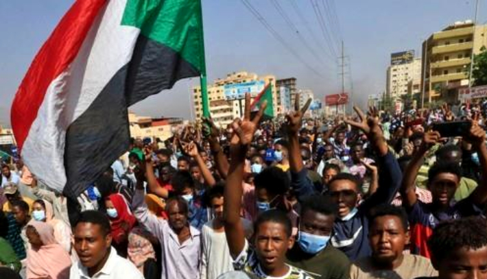 25일(현지시간) 수단 군부의 쿠데타 실행이 발표된 가운데 수도 하르툼에서 반군부 시위대가 거리로 나서 시위를 벌이고 있다. 연합뉴스