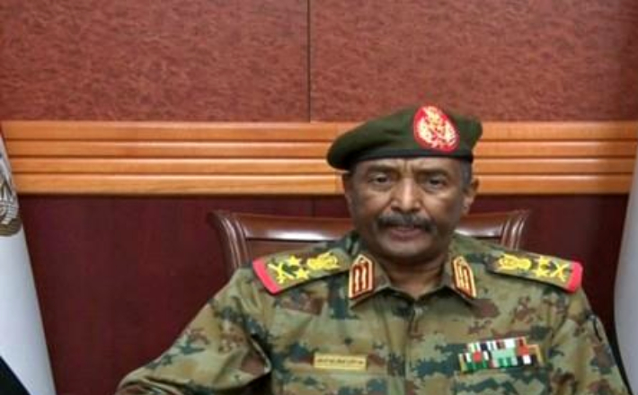 25일(현지시간) 쿠데타를 일으킨 수단 군부의 압델 파타 부르한 장군이 국영TV를 통해 연설하고 있다. 연합뉴스