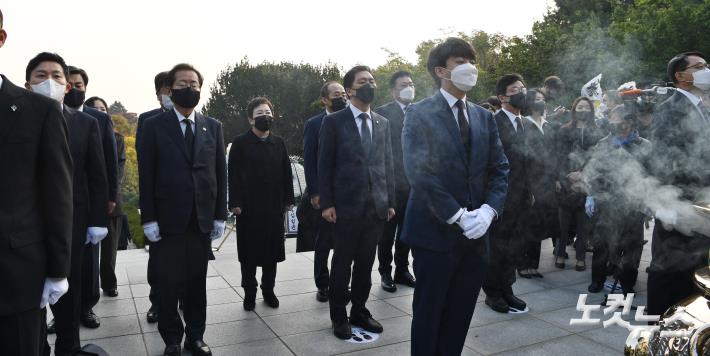 박정희 묘소 참배하는 이준석