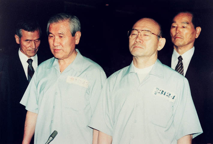1996년 12.12 및 5.18사건 항소심 선고공판에 출석한 노태우·전두환 전 대통령의 모습. 연합뉴스