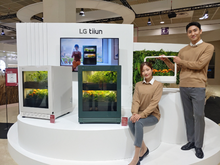 LG전자 모델들이 신개념 식물생활가전 LG 틔운을 소개하고 있다. LG전자 제공