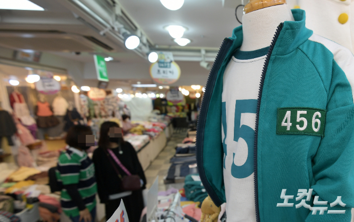 넷플릭스 드라마 '오징어 게임'이 전 세계 인기 순위 1위를 하는 등 돌풍을 일으키고 있는 가운데 서울의 한 아동매장에 오징어게임 456번 트레이닝복 판매되고 있다. 이한형 기자