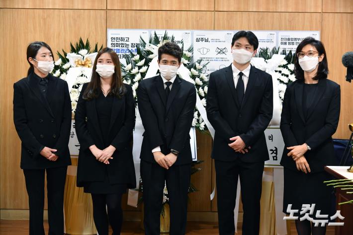 조문객 맞이하는 노소영 씨