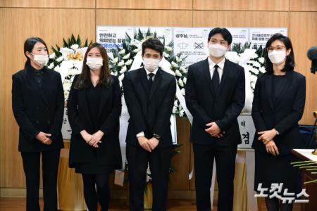 조문객 맞이하는 노소영 씨