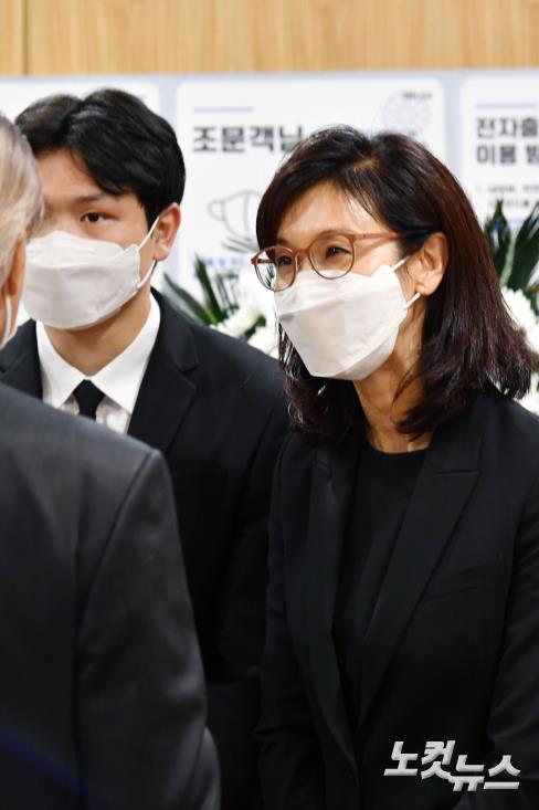 조문객 맞이하는 노소영