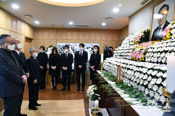 27일 종로구 서울대병원 장례식장에 마련된 노태우 전 대통령의 빈소를 찾은 조문객들이 조문하고 있다. 사진공동취재단