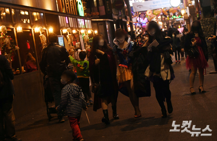 지난해 핼러윈데이인 31일 오후 서울 용산구 이태원에서 핼러윈 분장을 한 시민들이 세계음식거리를 걷고 있다. 황진환 기자