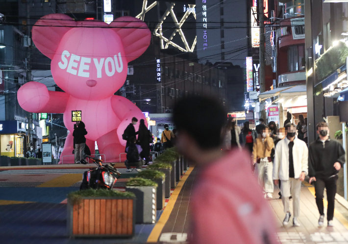 내달 1일부터 일상 회복을 위한 '위드코로나'에 대한 단계적 계획이 시행될 것으로 알려진 25일 밤, 서울 마포구 홍대 앞 젊음의 거리가 시민들로 붐비고 있다. 연합뉴스