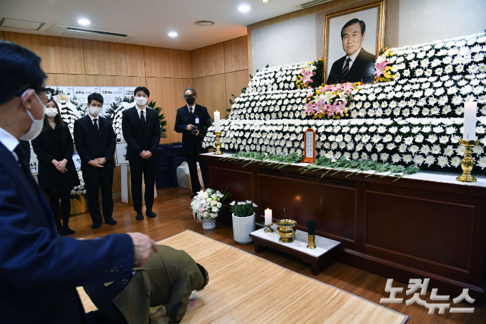 27일 종로구 서울대병원 장례식장에 마련된 노태우 전 대통령의 빈소를 찾은 조문객들이 조문하고 있다. 사진공동취재단 사진공동취재단