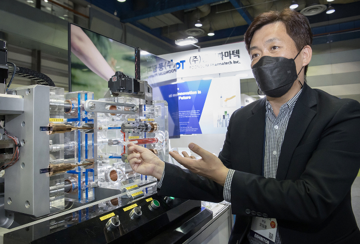 백신용 최소잔여형 주사기 생산기업 '풍림파마텍' 직원이 주사기 생산에 사용된 금형 모형을 선보이고 있다. 삼성전자 제공