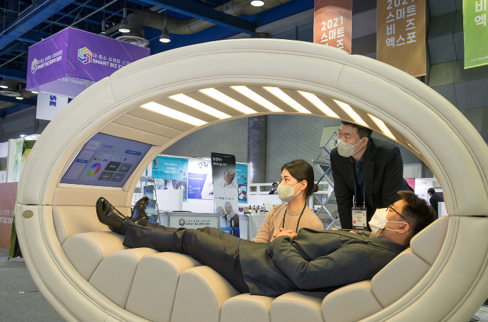  산소발생기 생산기업 'NF' 직원들이 제품을 시연하고 있다. 삼성전자 제공