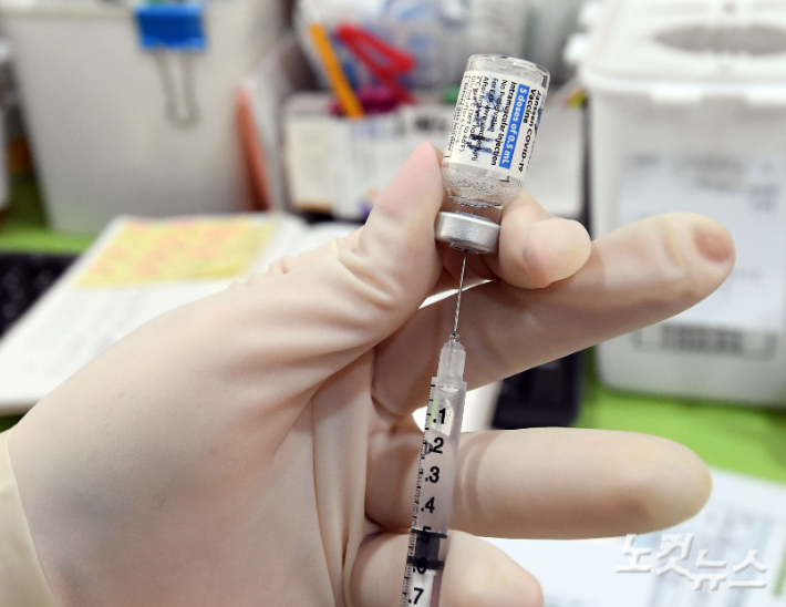 의료진이 얀센 백신을 분주하는 모습. 황진환 기자