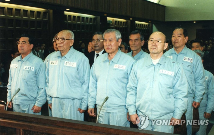  사진은 1996년 12.12 및 5.18사건 항소심 선고공판에 출석한 노태우·전두환 전 대통령의 모습. 연합뉴스