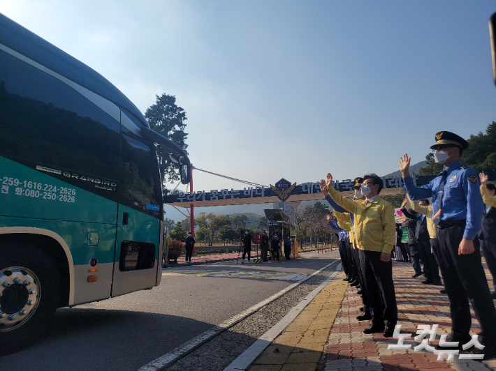 아프간 특별기여자와 가족 391명이 27일 오후 여수시 오천동 해양경찰교육원에 도착했다. 유대용 기자