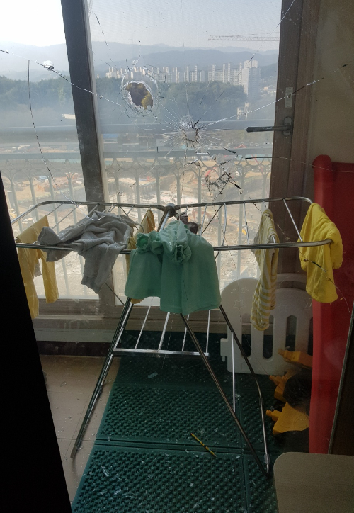 27일 강릉의 한 아파트 공사현장에서 돌이 날아와 인근에 위치한 아파트 유리창이 깨지는 사고가 발생했다. 독자 제공