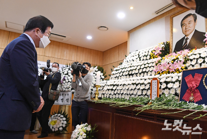 고(故) 노태우 전 대통령의 빈소가 서울대병원 장례식장에 마련됐다. 27일 빈소를 찾은 박병석 국회의장이 조문을 하고 있다. 사진공동취재단