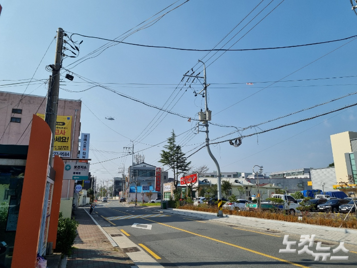 포항 동해면 상공을 선회하는 군헬기. 김대기 기자