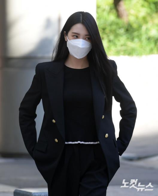 법정으로 향하는 리지