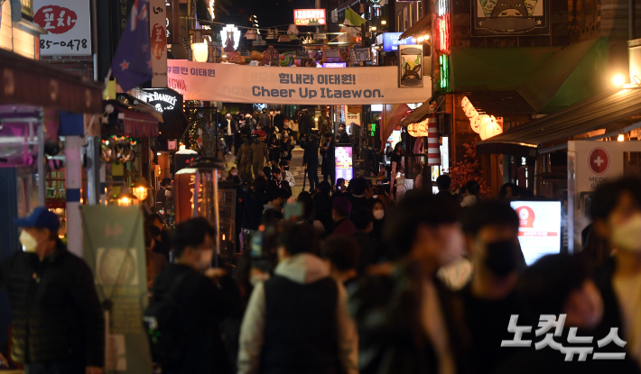 지난해 10월 핼러윈데이에 서울 용산구 이태원 세계음식거리가 시민들로 붐비는 모습. 황진환 기자