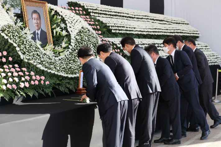 오세훈 서울시장이 28일 서울광장에 설치된 고 노태우 전 대통령 국가장 합동분향소에서 서울시청 간부들과 함께 조문하고 있다. 연합뉴스