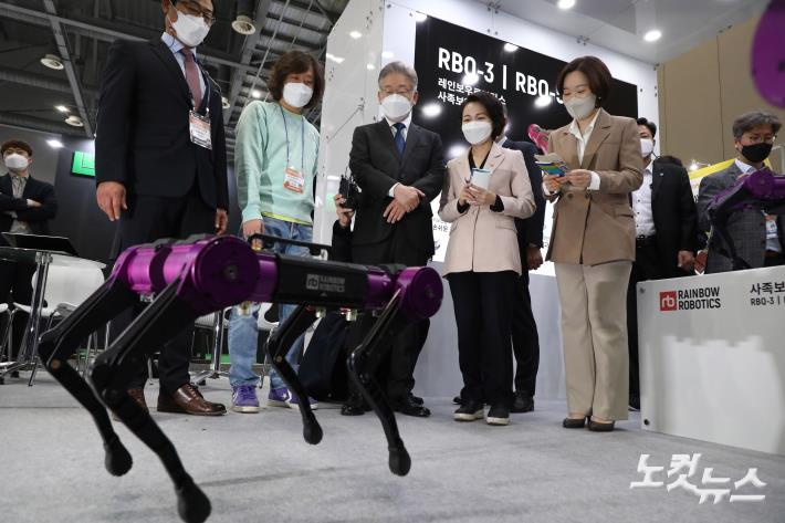 사족보행 로봇 살펴보는 이재명 - 노컷뉴스 사족보행 로봇 살펴보는 이재명 - 노컷뉴스