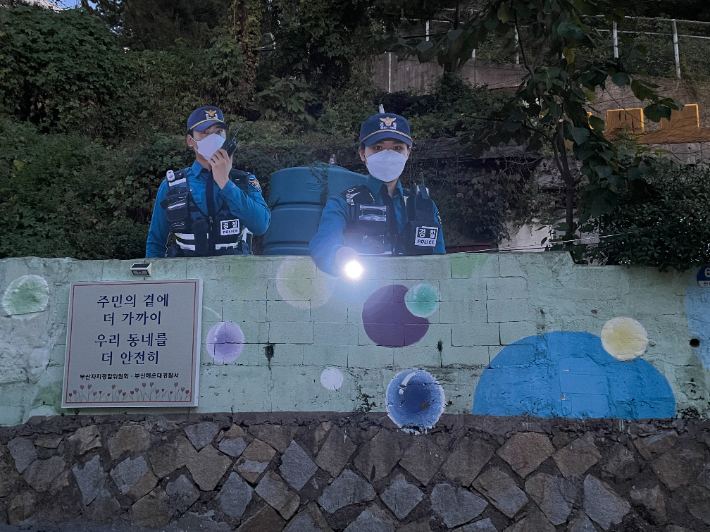 부산 해운대경찰서는 해운대구 담안골 행복마을에 손전등을 든 경찰을 모델로 한 조형물을 설치했다고 밝혔다. 부산 해운대경찰서 제공