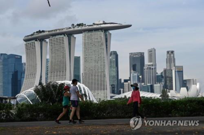 싱가포르 마리나 베이 이스트 파크를 걷고 있는 시민들. 연합뉴스