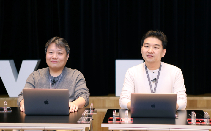 네이버 서치 CIC의 김상범 책임리더(사진 왼쪽)와 최재호 책임리더. 연합뉴스