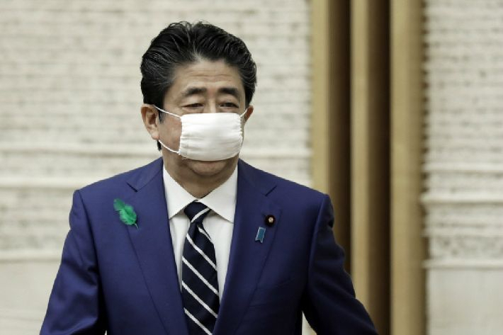 코로나19가 확산하던 초기 아베 당시 총리가 주문 제작해 작년 4월부터 무료로 배포한 천 재질의 마스크, 일명 '아베노마스크'가 계속해서 논란을 일으키고 있다고 일본 언론들이 28일 보도했다. 사진은 해당 마스크를 쓴 아베 전 일본 총리. 연합뉴스