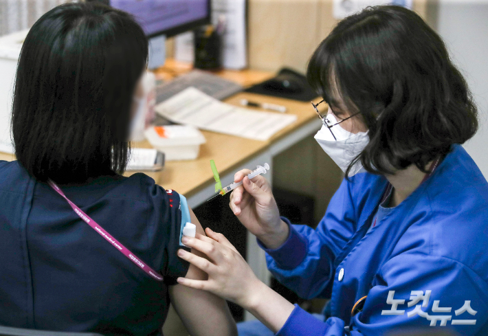 기본 접종 후 6개월이 지난 코로나19 치료병원 종사자를 대상으로 추가접종(부스터샷)이 시작된 지난 12일 서울 중구 국립중앙의료원 중앙예방접종센터에서 치료병원 종사자들이 백신 접종을 받고 있다. 황진환 기자