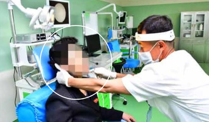 북한 '조선의 출판물' 홈페이지는 지난해 10월 개원한 양강도 삼지연시의 삼지연시인민병원 화첩을 28일 공개했다. 이때 치료받는 환자의 얼굴을 모두 모자이크 처리한 모습이 눈에 띈다. 조선의 출판물 홈페이지 캡처