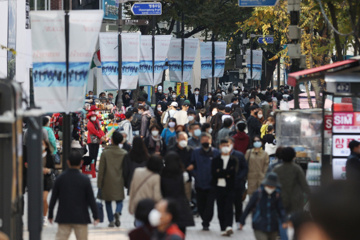 서울 중구 명동거리의 시민들 모습. 연합뉴스