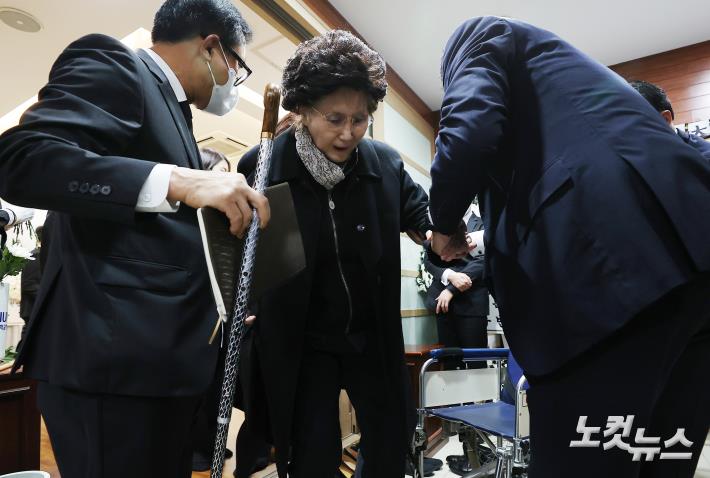 입관식 이동하는 김옥숙 여사