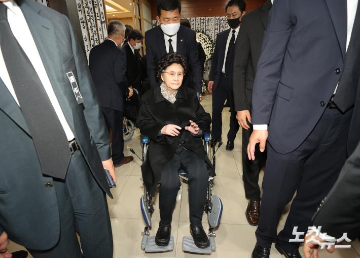 입관식 이동하는 노 전 대통령 부인 김옥숙 여사