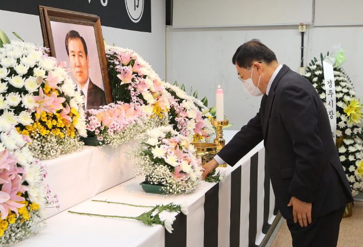 故 노태우 전 대통령 분향소를 찾은 주낙영 경주시장이 애도를 표하고 있다. 경주시 제공