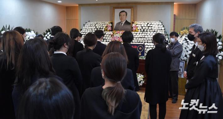아트센터 나비 직원들이 28일 서울 종로구 서울대병원 장례식장에 마련된 노태우 전 대통령 빈소를 찾아 조문하고 있다.