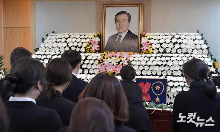 아트센터 나비 직원들이 28일 서울 종로구 서울대병원 장례식장에 마련된 노태우 전 대통령 빈소를 찾아 조문하고 있다.